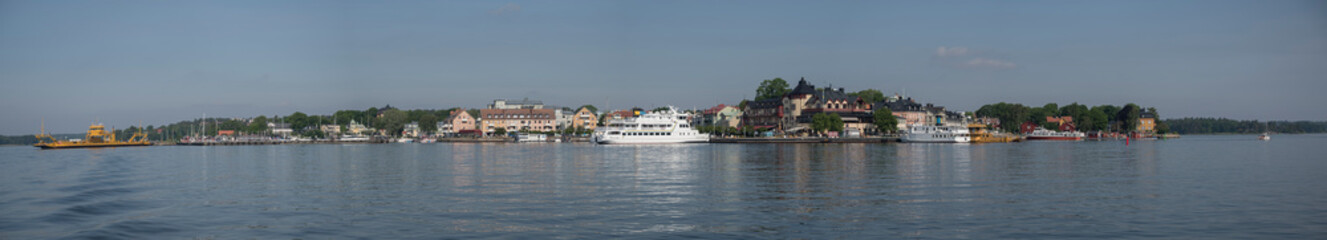 Fototapeta na wymiar Commuting boat at the town Vaxholm in the archipelago of Stockholm. 