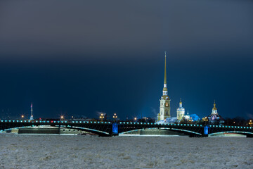 Fototapeta premium channel, petersburg, saint-petersburg, architecture, beautiful, black, bridge, building, canal, capital, city, cityscape, cold, europe, evening, frost, frozen, historic, historical, history, ice, illu