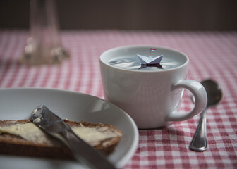 kleines Paierschiff in einer Tasse