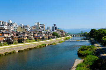 京都市 鴨川と四条の街並み
