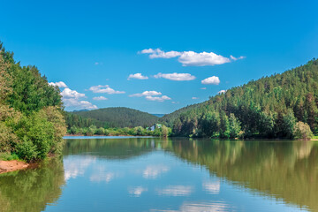 Fototapeta na wymiar Beautiful lake landscape with mountains in the background 