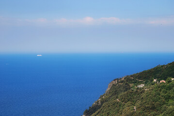 Fototapeta na wymiar Il Mar Ligure a Framura, in provincia di La Spezia, Italia.
