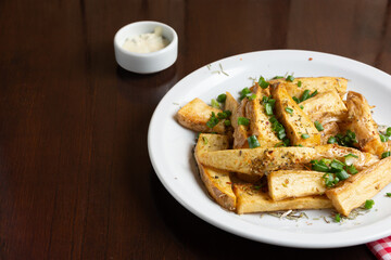 papas fritas con verdeo y salsa