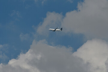 Fototapeta na wymiar landeanflug unter wolken