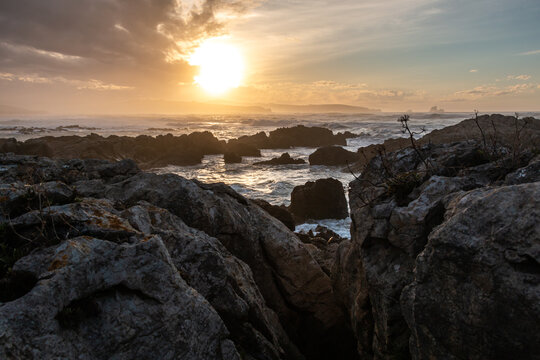Atardecer en la playa de Valdearenas, en Liencres (Cantabria)