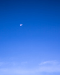 Cielo azul con luna 
