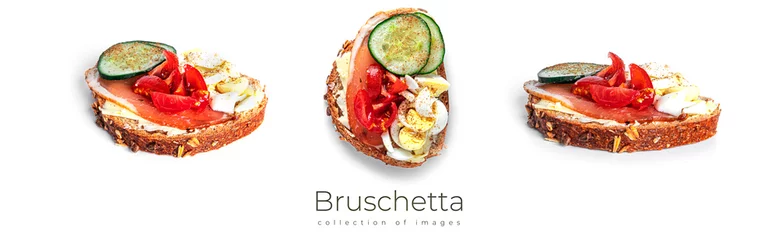 Photo sur Plexiglas Légumes frais Bruschetta au fromage à la crème, saucisses et légumes isolés sur fond blanc. Toasts de pain de seigle. Sandwich à la saucisse. Sandwich aux légumes et fromage.