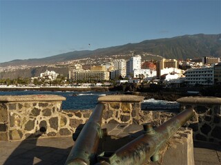 Blick von der alten Festung / Castillo auf das Panorama mit Häusern in Puerto de la Cruz /...