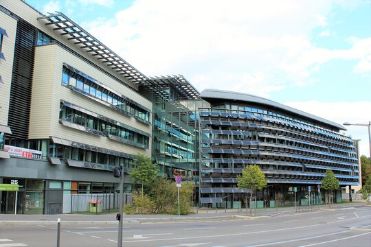 Immeuble de bureaux moderne, vu de l'ext&eacute;rieur, dans la quartier Vaise Rochecardon, dans le 9&egrave;me arrondissement, ville de Lyon, d&eacute;partement du Rhone, France