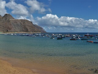 Viele Boote auf dem Atlantik mit Gebirge, Himmel und Wolken auf der Insel Teneriffa