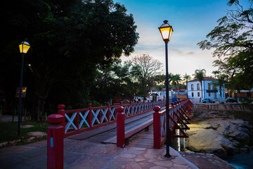 Ponte do Carmo na cidade de Pirenópolis em Goiás sobre o Rio das Almas, feita em madeira e pintada nas cores vermelho e branco.