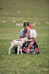 femme avec de l'agneau