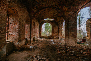 Fototapeta na wymiar Large ancient vaulted hall of abandoned building