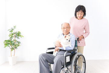 Fototapeta na wymiar 介護をする高齢の夫婦