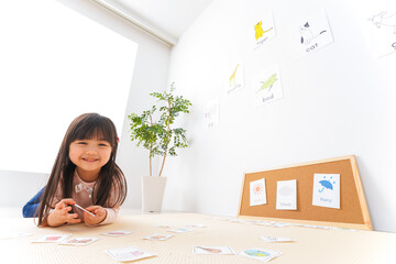 英語のお勉強をする子ども