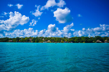 Fototapeta premium Tropical island with sky in the seven colors lake of Bacalar, Mexico 