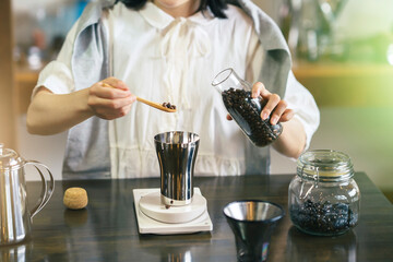 おしゃれな空間で、コーヒーを淹れる若い女性