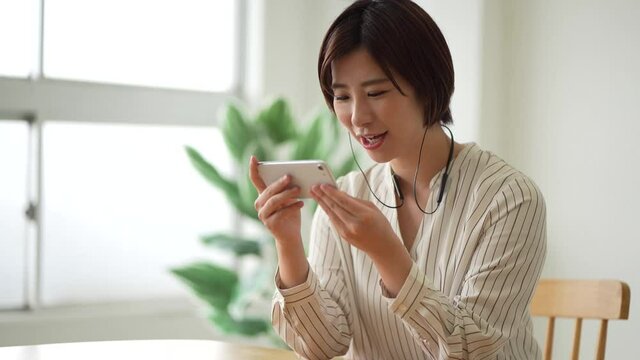 スマートフォンで勉強する女性