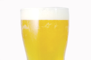 白背景とグラスに注がれたビール