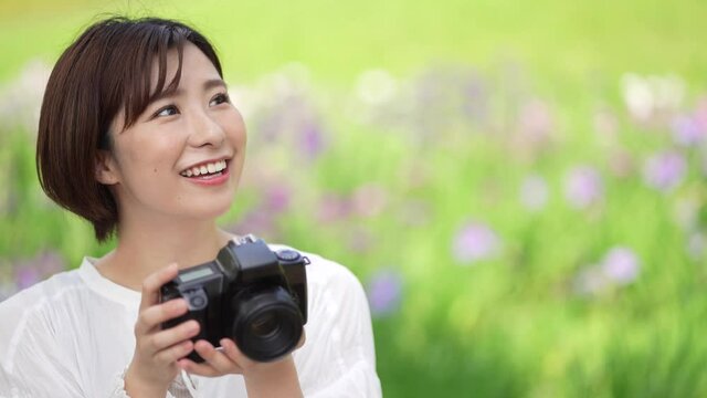 	写真を撮る女性