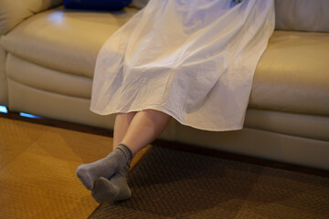 ソファで落ち着く若い女性