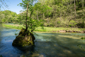 Fototapeta premium Beautiful clear spring blue water in Ha Ha Tonka State Park - Lake of the Ozarks, Missouri