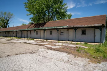 Foto auf Acrylglas Antireflex Abandoned and vacant motel along Route 66 © MelissaMN