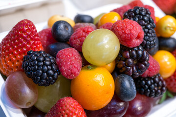 画面いっぱいのイチゴやブドウなどの果物