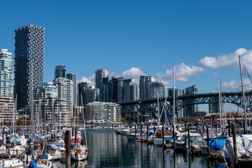 Obraz premium バンクーバーの爽やかな夏の青空と船と対岸のビル