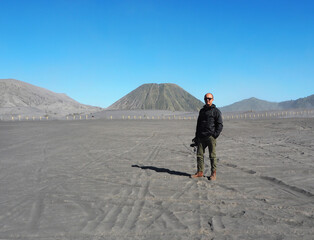Fototapeta premium man with camera with mountain on the background