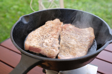 キャンプで食べる豚肉のステーキ