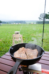 キャンプで食べる豚肉のステーキ