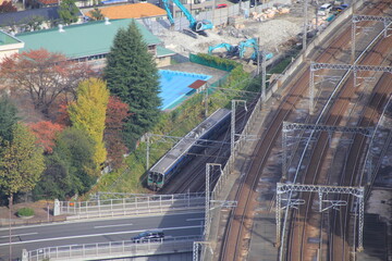 新幹線線路・車道・在来線線路が立体的に交差している風景