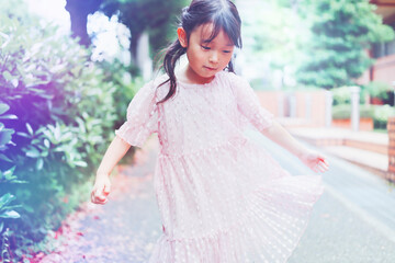 Fototapeta premium ドレスを着て喜ぶ女の子