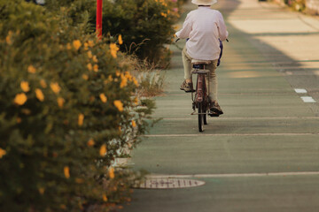 自転車に乗る高齢者