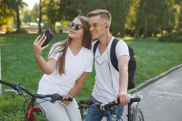 Obraz premium Couple riding bikes in summer forest