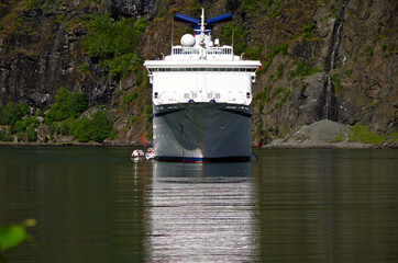 Kreuzfahrt in die Fjorde von Norwegen - Landscape cruising with classic luxury cruiseship or cruise...