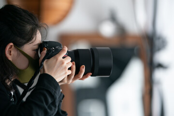 写真を撮る女性