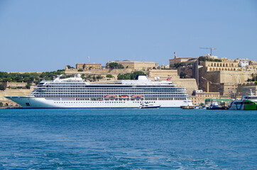 Viking Luxuskreuzfahrtschiff Star mit Altstadt skyline La Valletta, Malta - Luxury Viking Ocean...