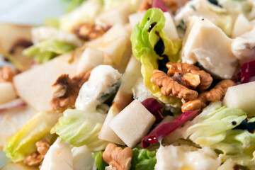 Piatto di insalata con verdura fresca, gorgonzola e noci 