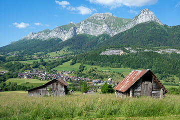 Fototapeta na wymiar Paysage autour du village de La Compôte dans le massif des Bauges en Savoie dans les Alpes en france