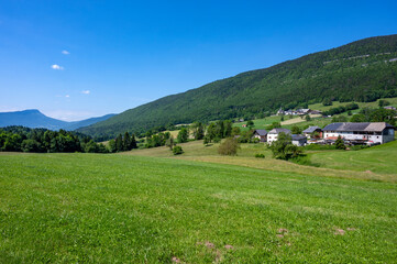 Paysage de montagne dans le massif des Bauges en Haute-Savoie dans les Alpes en France au printemps