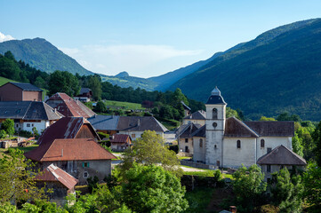 Fototapeta na wymiar Village pittoresque de Aillon-Le-Vieux dans le massif des Bauges en Savoie dans les Alpes en france