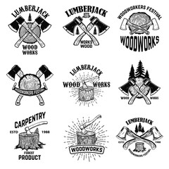 Set of crossed lumberjack axes on wooden stump background. Lumberjack wood works. Design element for logo, label, sign, poster. Vector illustration - obrazy, fototapety, plakaty