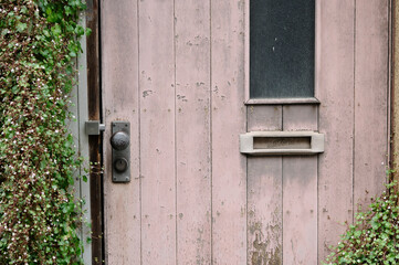 ピンク色のドア