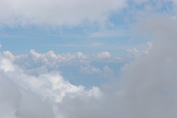 雲の中からの空