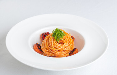 Spaghetti with tomato sauce and charred tomatoes