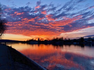 Abendrot am Rheinufer