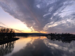 Abendhimmel am Rheinufer