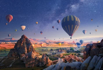 Foto op Canvas Mooie ochtend luchtballonvlucht tegen de achtergrond van de sterrenhemel boven Cappadocië, Turkije. © soft_light
